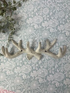 Rustic White Antler Wall Hook Rack Decorative Home Wall Decor Totes Towels Bags
